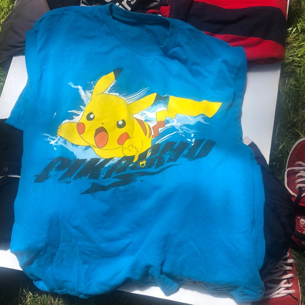 Pokémon pikachu shirt L